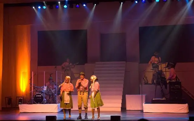 De Duitsers In De Theatershow Terug Naar De Kust. Foto: Wim Lanser - Terug naar de kust - Lana Wolf