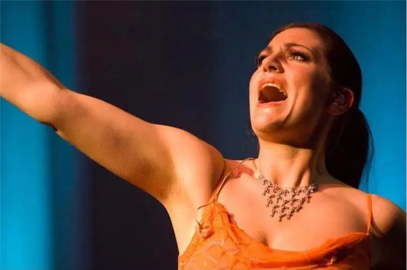 Lana Wolf In De Theatershow Terug Naar De Kust Foto: Wim Lanser - Terug naar de kust