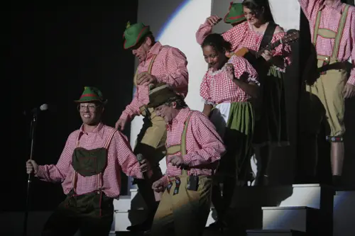 De Duitsers In De Theatershow Terug Naar De Kust.
Foto: Roberto Ronda - Terug naar de kust - Lana Wolf